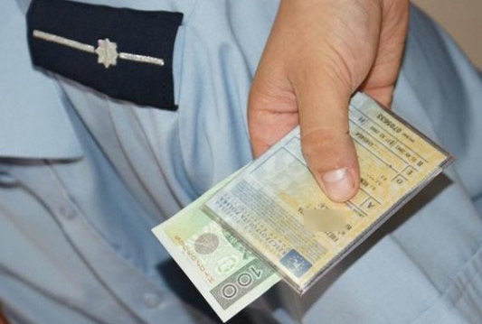 Dolnośląscy policjanci zarabiali na łapówkach nawet 600zł dziennie