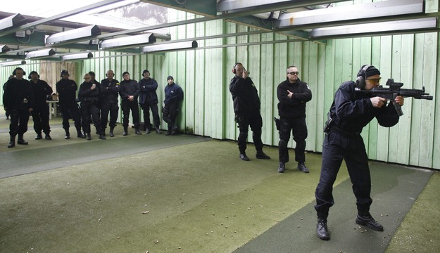 Policja dostanie 2,5 tys. kałasznikowów. To reakcja na „zagrożenie terroryzmem”.