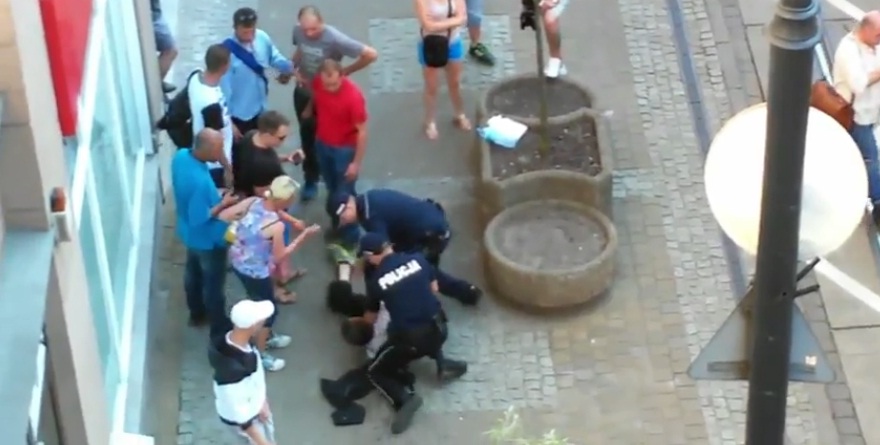 Bydgoszcz: Policjant wyzywał ratownika, który chciał pomóc zatrzymanemu. Uderzył dwóch innych mężczyzn [WIDEO]