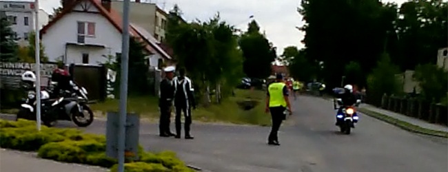 Strzałkowo k. Słupcy: Policjanci „napadli” na motocyklistę. „Próbowali przywiązać go do słupa, gazowali jego motorem”