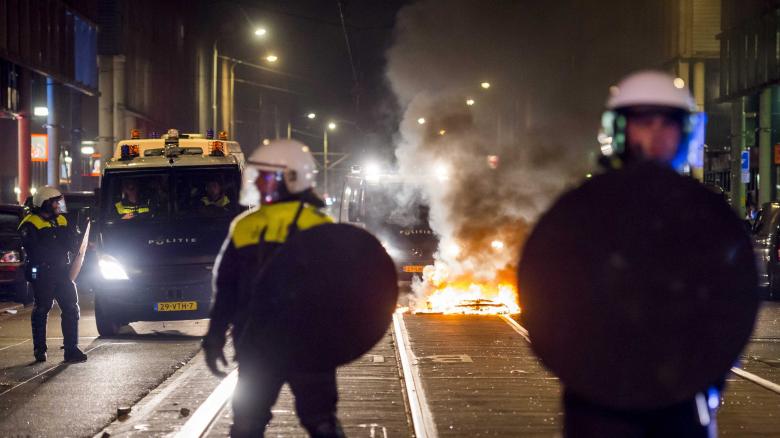 Holandia: Mężczyzna zmarł po policyjnym zatrzymaniu. Ludzie zorganizowali protesty