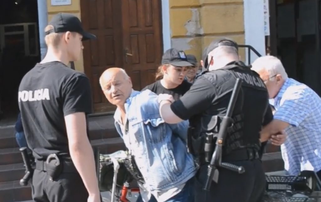 Lębork: Policjanci we czterech skuli schorowanego staruszka